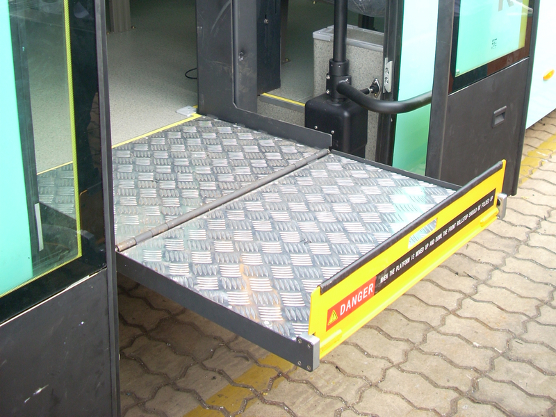 大型客车用残疾乘客轮椅升降机